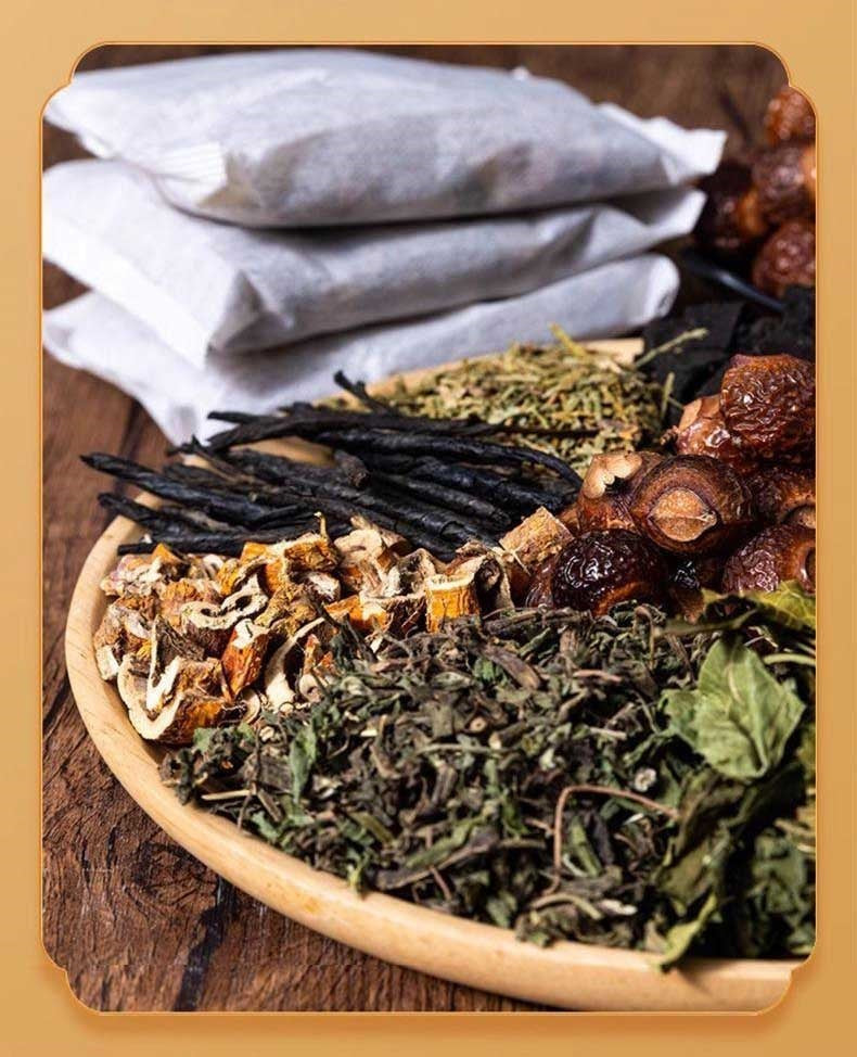 A picture of various Chinese herbal ingredients for shampoo packs placed on a wooden plate, with some shampoo - pack sachets stacked behind them.